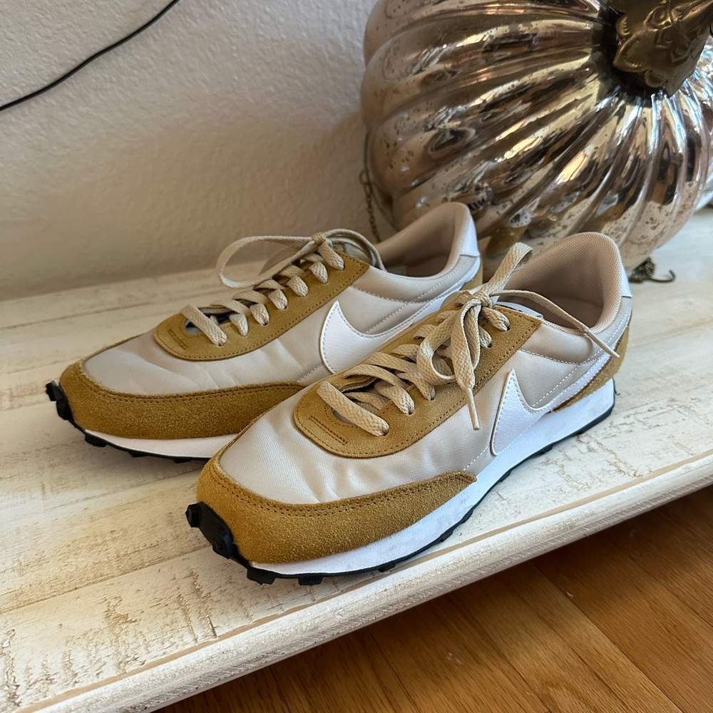Nike Women’s Daybreak Sneaker. Size 9.5.